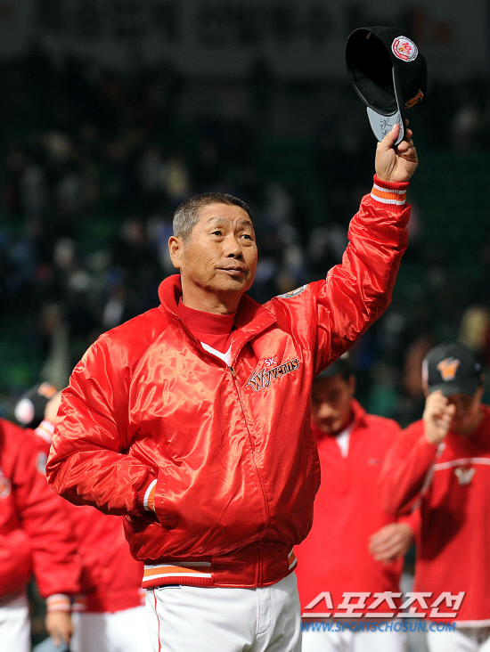 
	2010,10,15

KS1 ���� SK-�Ｚ

KS1 ������ �߽��� �¸��� ������.

15�� ��õ ���б��忡�� ������ SK�� �Ｚ�� �ѱ��ø��� 1�������� SK�� �Ｚ�� 9-5�� �¸��ߴ�. �輺�ٰ����� �¸� �� �̸��� ��ġ�� �ҵ鿡�� �λ縦 �ϰ� �ִ�.

��õ=������ ���� basser@sportschosun.com


