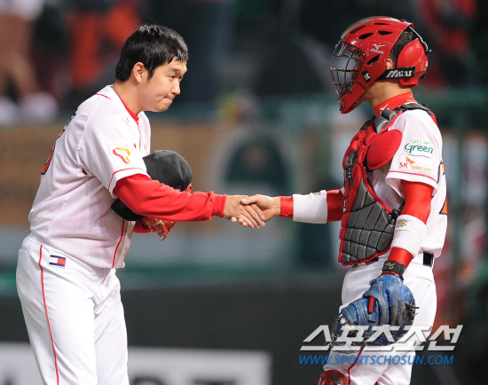 
	2010.10.15/

15�� ��õ���� ������ ���ξ߱� �ѱ��ø��� 1���� �Ｚ-SK ��� 1������ �¸��� �̲� SK �������� �ڰ���� ��� ���� �� �������̺긦 ������ �ִ�.

����=������ ���� songs@sportschosun.com


