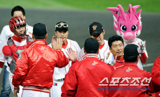 
	15�� ��õ ���б��忡�� ���� SK�� �Ｚ�� �ѱ��ø��� 1���� ��⿡�� 9��5�� SK�� �¸��� �ŵξ���. ����Ÿ�� ġ�� ��Ȱ���� �������� �輺�� ������ �������̺긦 �ϰ� �ִ�.

��õ=������ ����rainmaker@sportschosun.com


