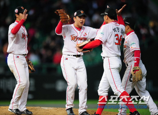 
	2010,10,15

KS1 ���� SK-�Ｚ

SK�� �¸��� ������.

15�� ��õ ���б��忡�� ������ SK�� �Ｚ�� �ѱ��ø��� 1�������� SK �������� �Ｚ�� �¸��� �� �������̺긦 ������ �¸��� �����ϰ� �ִ�.

��õ=������ ���� basser@sportschosun.com


