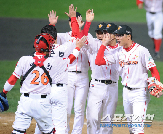 
	15�� ��õ ���б��忡�� ���� SK�� �Ｚ�� �ѱ��ø��� 1���� ��⿡�� 9��5�� �¸��� SK �������� ����忡 �� �¸��� �����ϰ� �ִ�.

��õ=������ ����rainmaker@sportschosun.com


