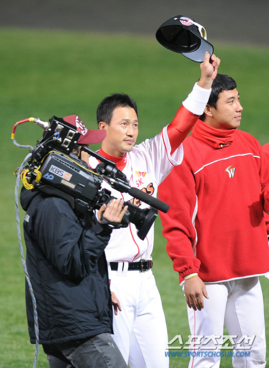 
	15�� ��õ ���б��忡�� ���� SK�� �Ｚ�� �ѱ��ø��� 1���� ��⿡�� ����Ÿ�� ġ�� ��Ȱ���� �������� ���ڸ� ���� �ҵ鿡�� �λ縦 �ϰ� �ִ�. �������� �ѱ��ø��� 1���� MVP�� ������.

��õ=������ ����rainmaker@sportschosun.com


