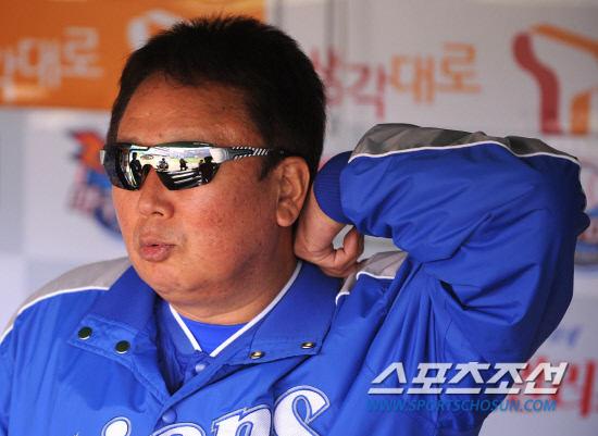 
	2010.10.16/

16�� ��õ���� ������ ���ξ߱� �ѱ��ø��� 2���� �Ｚ-SK ���, ��� �� �Ｚ ������ ������ ���ƿ����� ���ڵ��� ������ ���ϰ� �ִ�.

����=������ ���� songs@sportschosun.com


