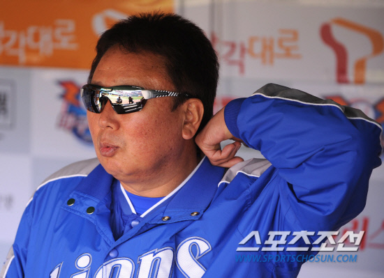 
	2010.10.16/

16�� ��õ���� ������ ���ξ߱� �ѱ��ø��� 2���� �Ｚ-SK ���, ��� �� �Ｚ ������ ������ ���ƿ����� ���ڵ��� ������ ���ϰ� �ִ�.

����=������ ���� songs@sportschosun.com


