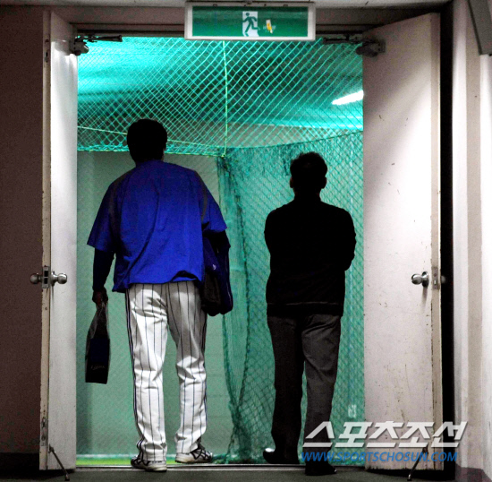 
	'���' �������� �޸���� �����ϴ�. 16�� �ѱ��ø��� 2������ �յΰ� �Ｚ �������� �Ʒ��� �����ִ� �������� ��� �ð��� ����� ���� ����� ������ �ִ�. �÷��̿������� �λ��� ����� �ٰ� ���ƿ��� ��Ű�� �������� �ѱ��ø������ ������ ���ϱ� ���� ������ ���ƿ��� ���� ��. ��Ģ�� ���, ����Ϳ� �켱 ������ ���� ����� �����ӿ��� Ʋ�� ����.

��õ=������ ����

rainmaker@sportschosun.com


