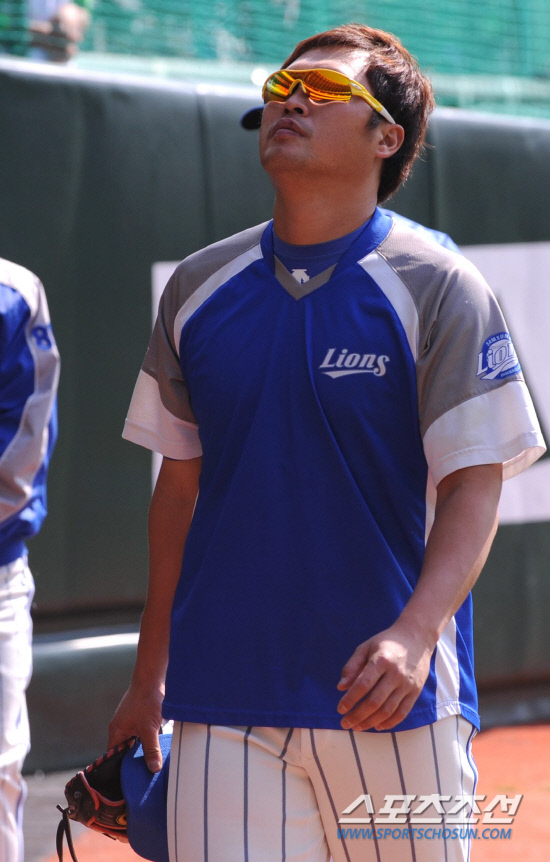 
	2010.10.16/

16�� ��õ���� ������ ���ξ߱� �ѱ��ø��� 2���� �Ｚ-SK ���, ��� �� �Ｚ �����̰� �Ʒ��� ��ġ�� ���ƿ����� ������ �ִ�.

����=������ ���� songs@sportschosun.com


