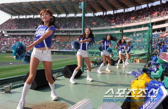 
	2010.10.16/

16�� ��õ���� ������ ���ξ߱� �ѱ��ø��� 2���� �Ｚ-SK ���, �Ｚ ġ������� ���� ������ ��ġ�� �ִ�.

����=������ ���� songs@sportschosun.com


