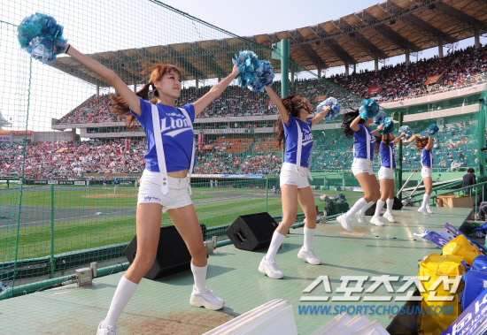 
	2010.10.16/

16�� ��õ���� ������ ���ξ߱� �ѱ��ø��� 2���� �Ｚ-SK ���, �Ｚ ġ������� ���� ������ ��ġ�� �ִ�.

����=������ ���� songs@sportschosun.com


