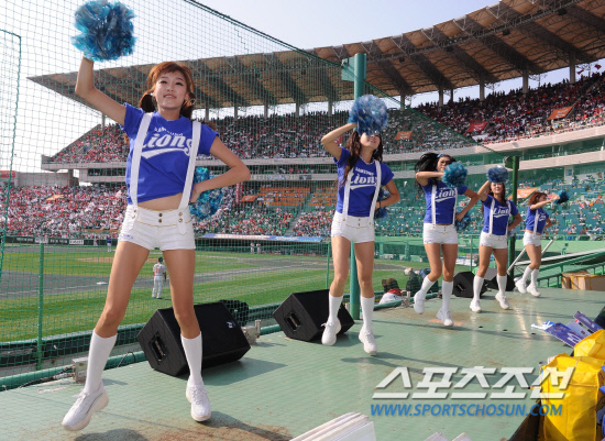 
	2010.10.16/

16�� ��õ���� ������ ���ξ߱� �ѱ��ø��� 2���� �Ｚ-SK ���, �Ｚ ġ������� ���� ������ ��ġ�� �ִ�.

����=������ ���� songs@sportschosun.com


