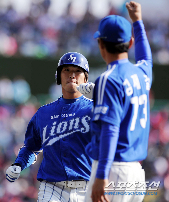 
	16�� ��õ ���б��忡�� ������ SK�� �Ｚ�� �ѱ��ø��� 2���� ��� �Ｚ�� 2ȸ 2�� 1,2�� �������� �̿����� 1Ÿ�� ����Ÿ�� ġ�� ����� ��ġ�� �������̺긦 �ϰ� �ִ�.

��õ=������ ����rainmaker@sportschosun.com


