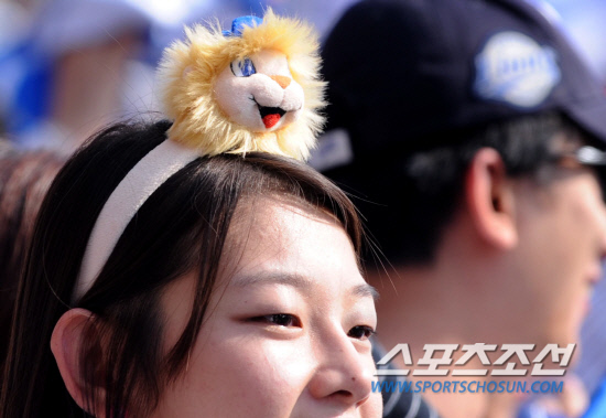 
	2010.10.16/

16�� ��õ���� ������ ���ξ߱� �ѱ��ø��� 2���� �Ｚ-SK ���, �����ҵ��� SK�� �Ｚ�� ��¡�ϴ� ��� ���� �Ӹ���� �ϰ� ���� ���� ���⸦ ���ϰ� �ִ�.

����=������ ���� songs@sportschosun.com


