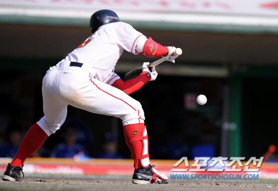 
	16�� ��õ ���б��忡�� ������ SK�� �Ｚ�� �ѱ��ø��� 2���� ��� SK 2ȸ�� ���� 1,2�� �������� �������� ������ ��Ʈ�� �õ��ϰ� �ִ�. �������� �ι��� ��Ʈ ������ �������� ��ȯ ������ ���ߴ�.

��õ=������ ����rainmaker@sportschosun.com


