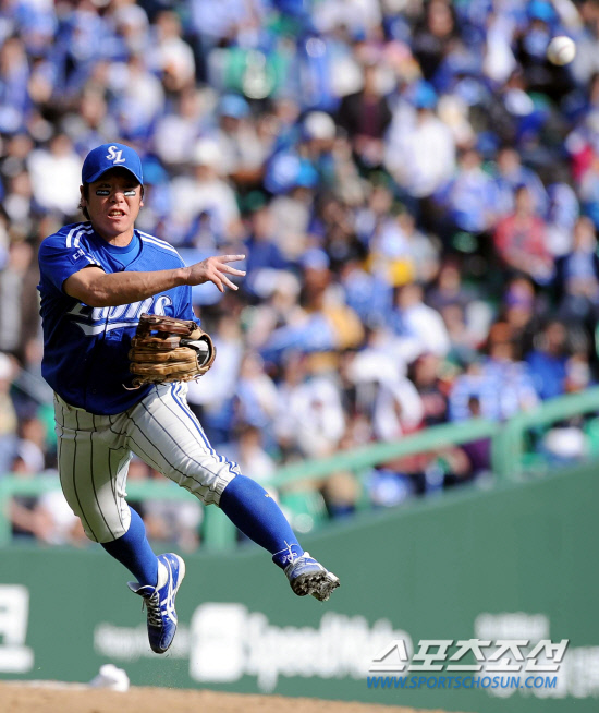 
	16�� ��õ ���б��忡�� ������ SK�� �Ｚ�� �ѱ��ø��� 2���� ��� SK 2ȸ�� 2�� 1,2�翡�� ����ȯ�� ������ Ÿ���� �Ｚ 3��� �������� ��� '���� ���ο�'�� �ƿ��� ��Ű�� �ִ�.

��õ=������ ����rainmaker@sportschosun.com


