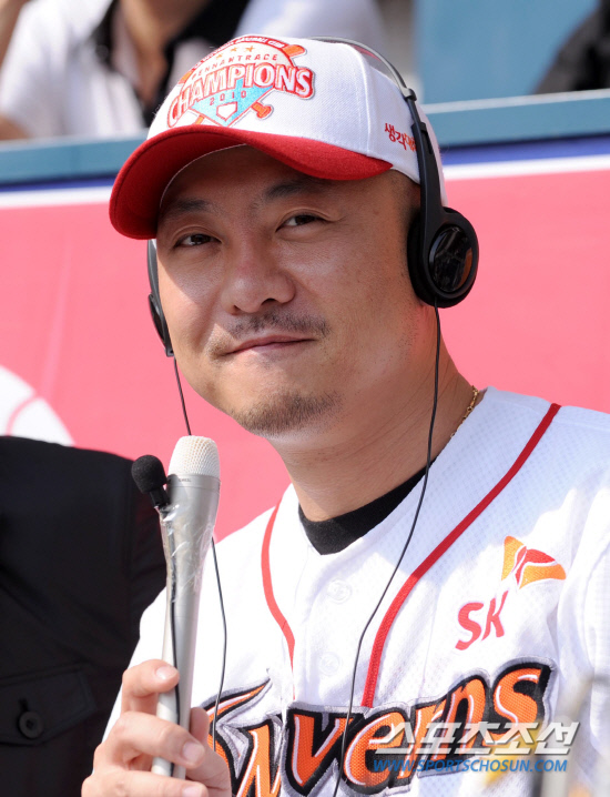 
	2010.10.16/

16�� ��õ���� ������ ���ξ߱� �ѱ��ø��� 2���� �Ｚ-SK ���, ���׸� ����İ� �Բ� ��õ ����� ���׸� ����ȯ�� �ѱ��ø��� 2���� ��� �ؼ��� �ϰ� �ִ�.

����=������ ���� songs@sportschosun.com


