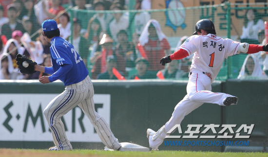 
	2010.10.16/

16�� ��õ���� ������ ���ξ߱� �ѱ��ø��� 2���� �Ｚ-SK ���, 3ȸ�� 1�� SK ������� 1��� �� ���� Ÿ���� �������� 1�� ����� �� ������ ���̷� �ƿ���Ű�� �ִ�.

����=������ ���� songs@sportschosun.com


