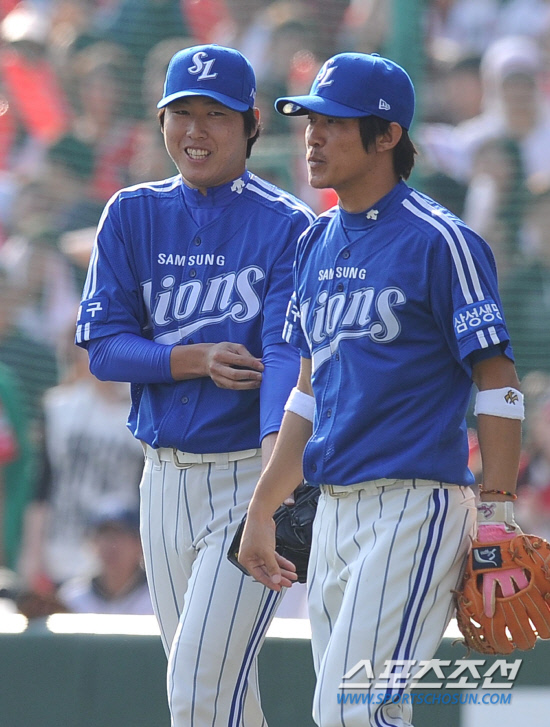 
	2010.10.16/

16�� ��õ���� ������ ���ξ߱� �ѱ��ø��� 2���� �Ｚ-SK ���, 3ȸ�� 1�� SK ������� 1��� �� ���� Ÿ���� �������� 1�� ����� �� ������ ���̷� �ƿ���Ű�� �ִ�.

����=������ ���� songs@sportschosun.com


