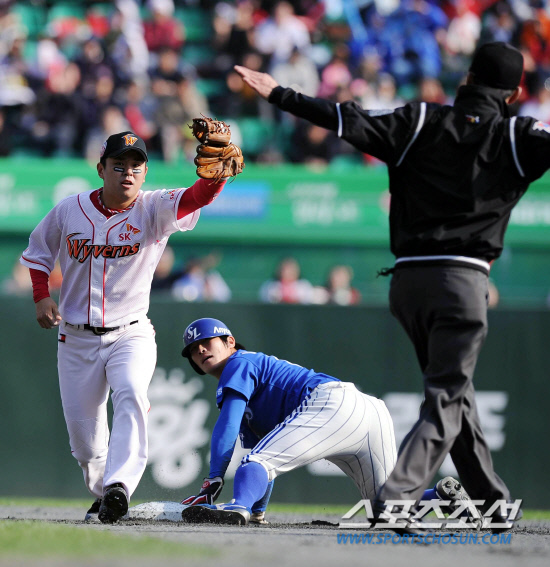 
	16�� ��õ ���б��忡�� ������ SK�� �Ｚ�� �ѱ��ø��� 2���� ��� �Ｚ 4ȸ�� ���ݿ��� 2���� �籸�� ������ �̿����� 2�� ���翡 �����ϰ� �ִ�.

��õ=������ ����rainmaker@sportschosun.com


