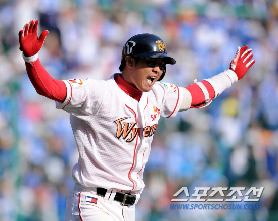 
	16�� ��õ ���б��忡�� ������ SK�� �Ｚ�� �ѱ��ø��� 2���� ��� SK 4ȸ�� ���� 1�翡�� ������ �¿� ���� ���� Ȩ���� ġ�� �����ϰ� �ִ�.

��õ=������ ����rainmaker@sportschosun.com


