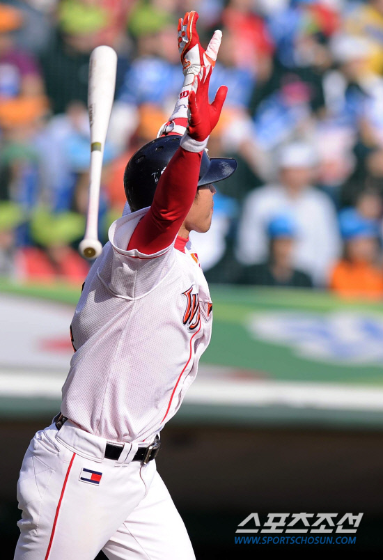 
	16�� ��õ ���б��忡�� ������ SK�� �Ｚ�� �ѱ��ø��� 2���� ��� SK 4ȸ�� ���� 1�翡�� ������ �¿� ���� ���� Ȩ���� ġ�� ���� ��½ ��� �ִ�.

��õ=������ ����rainmaker@sportschosun.com


