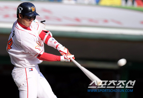 
	16�� ��õ ���б��忡�� ������ SK�� �Ｚ�� �ѱ��ø��� 2���� ��� SK 4ȸ�� ���� 1�翡�� ������ �¿� ���� ���� Ȩ���� ġ�� �ִ�.

��õ=������ ����rainmaker@sportschosun.com


