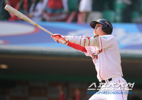 
	2010.10.16/

SK ������ 16�� ��õ���� ������ ���ξ߱� �ѱ��ø��� 2���� �Ｚ-SK ��� 4�� ���� 1�翡�� ���߿� ���� Ȩ���� ġ�� Ÿ���� �ٶ󺸸� �� ���� ��½ ��� ���̰� �ִ�. 

����=������ ���� songs@sportschosun.com


