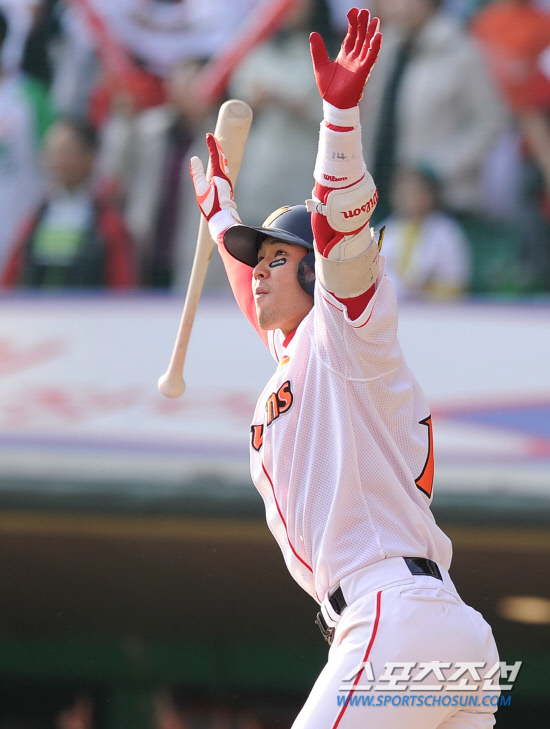 
	2010.10.16/

SK ������ 16�� ��õ���� ������ ���ξ߱� �ѱ��ø��� 2���� �Ｚ-SK ��� 4�� ���� 1�翡�� ���߿� ���� Ȩ���� ġ�� Ÿ���� �ٶ󺸸� �� ���� ��½ ��� ���̰� �ִ�. 

����=������ ���� songs@sportschosun.com


