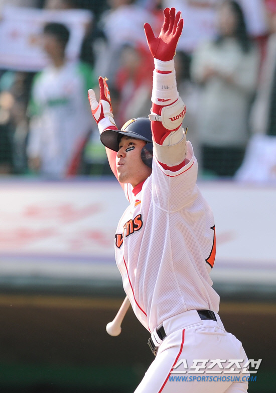 
	2010.10.16/

SK ������ 16�� ��õ���� ������ ���ξ߱� �ѱ��ø��� 2���� �Ｚ-SK ��� 4�� ���� 1�翡�� ���߿� ���� Ȩ���� ġ�� Ÿ���� �ٶ󺸸� �� ���� ��½ ��� ���̰� �ִ�. 

����=������ ���� songs@sportschosun.com


