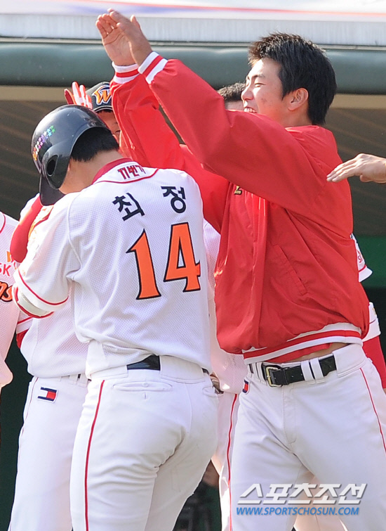 
	2010.10.16/

SK ������ 16�� ��õ���� ������ ���ξ߱� �ѱ��ø��� 2���� �Ｚ-SK ��� 4�� ���� 1�翡�� �Ｚ �������� ���� ���߿� ���� Ȩ���� ġ�� �ִ�. ���ƿ����� �豤������ ���ϸ� �ް� �ִ� ����. 

����=������ ���� songs@sportschosun.com


