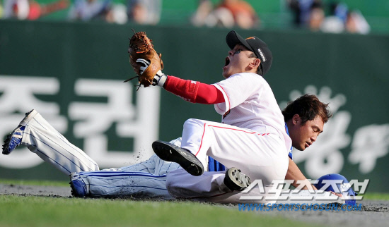 
	16�� ��õ ���б��忡�� ������ SK�� �Ｚ�� �ѱ��ø��� 2���� ��� �Ｚ 5ȸ�� ���� 1,2�� �������� SK ���� �ڰ���� 2�� ������ 2������ �����̿� ���ݼ� ����ȯ�� ������ ���ƴ�. �ֱԼ� 2����� �������� �������� ����ȯ�� �ƽ��� �ϰ� �ִ�.

��õ=������ ����rainmaker@sportschosun.com


