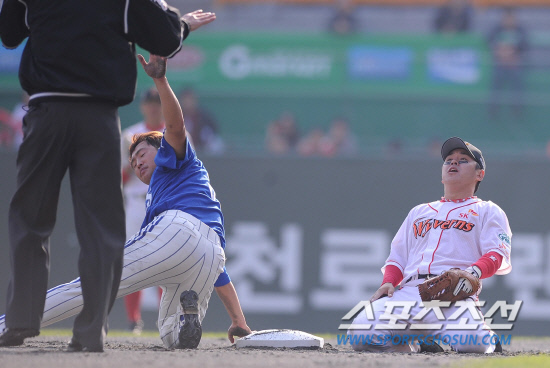 
	2010.10.16/

16�� ��õ���� ������ ���ξ߱� �ѱ��ø��� 2���� �Ｚ-SK ��� 5ȸ�� ���� 1,2�翡�� 2������ �����̰� SK �ڰ�� ������ �������� ������ 2�翡�� �������ǰ� �ִ�. �ƽ����ϴ� SK ����ȯ�� �ȵ��ϴ� �Ｚ ������.

����=������ ���� songs@sportschosun.com


