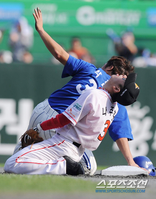 
	16�� ��õ ���б��忡�� ������ SK�� �Ｚ�� �ѱ��ø��� 2���� ��� �Ｚ 5ȸ�� ���� 1,2�� �������� SK ���� �ڰ���� 2�� ������ 2������ �����̿� ���ݼ� ����ȯ�� ������ ���ƴ�. �ֱԼ� 2����� �������� �������� ����ȯ�� �ƽ��� �ϰ� �ִ�.

��õ=������ ����rainmaker@sportschosun.com


