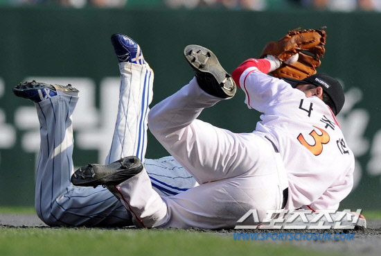 
	16�� ��õ ���б��忡�� ������ SK�� �Ｚ�� �ѱ��ø��� 2���� ��� �Ｚ 5ȸ�� ���� 1,2�� �������� SK ���� �ڰ���� 2�� ������ 2������ �����̿� ���ݼ� ����ȯ�� ������ ���� ������ ���� ������ �ǰ� �ִ�.

��õ=������ ����rainmaker@sportschosun.com


