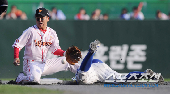 
	16�� ��õ ���б��忡�� ������ SK�� �Ｚ�� �ѱ��ø��� 2���� ��� �Ｚ 6ȸ 1�� 1�翡�� �������� 2�縦 ������� SK ���ݼ� ����ȯ���� �±� �ƿ� �ƴ�.

��õ=������ ����rainmaker@sportschosun.com


