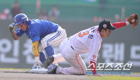 
	2010.10.16/

�Ｚ �������� 16�� ��õ���� ������ ���ξ߱� �ѱ��ø��� 2���� �Ｚ-SK ��� 6ȸ�� 1�� 1�� �̿��� Ÿ���� 2�� ���縦 �õ� ������ ����ȯ ���ݼ��� �±� �ƿ��ǰ� �ִ�. �ƽ��� ǥ���� ������.

����=������ ���� songs@sportschosun.com


