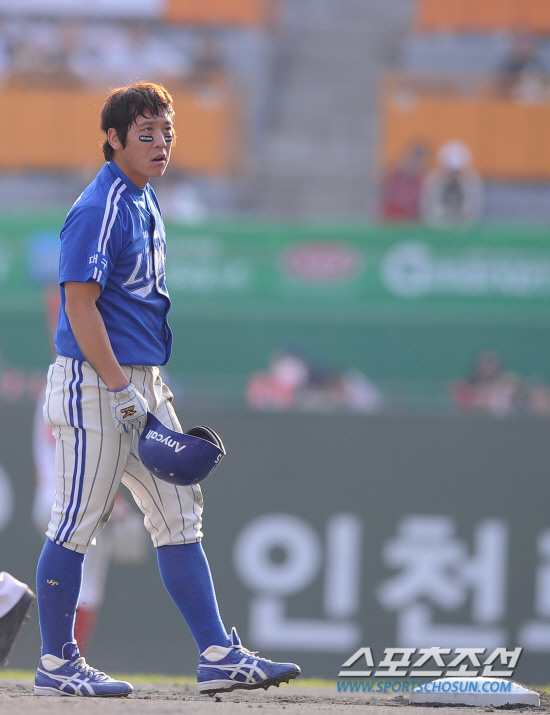 
	2010.10.16/

�Ｚ �������� 16�� ��õ���� ������ ���ξ߱� �ѱ��ø��� 2���� �Ｚ-SK ��� 6ȸ�� 1�� 1�� �̿��� Ÿ���� 2�� ���縦 �õ� ������ ����ȯ ���ݼ��� �±� �ƿ��ǰ� �ִ�. �ƽ��� ǥ���� ������.

����=������ ���� songs@sportschosun.com


