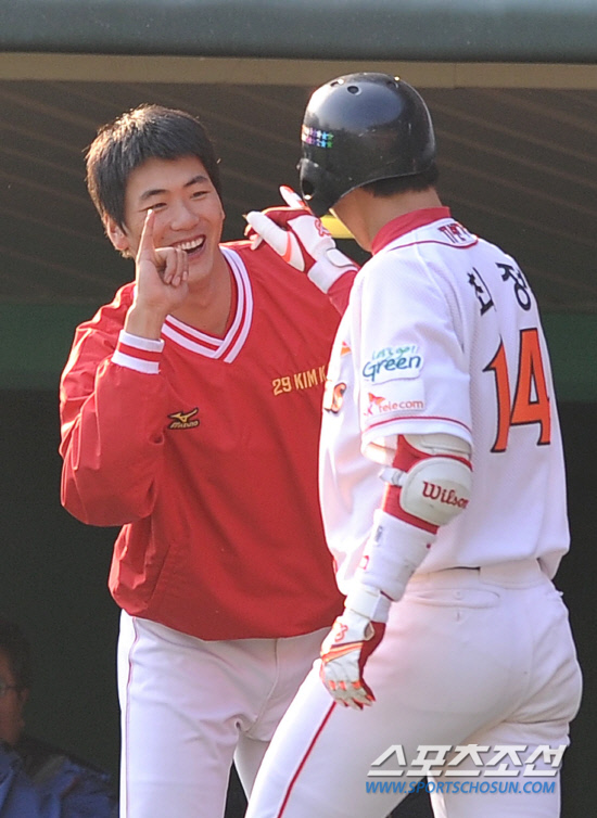 
	2010.10.16/

SK ������ 16�� ��õ���� ������ ���ξ߱� �ѱ��ø��� 2���� �Ｚ-SK ��� 6ȸ ���� Ÿ�ڷ� ���� �Ｚ ���������κ��� ��Ÿ�� Ȩ���� ġ�� �ִ�. ���ƿ����� �豤���� ���ϸ� �ް� �ִ� ����.

����=������ ���� songs@sportschosun.com


