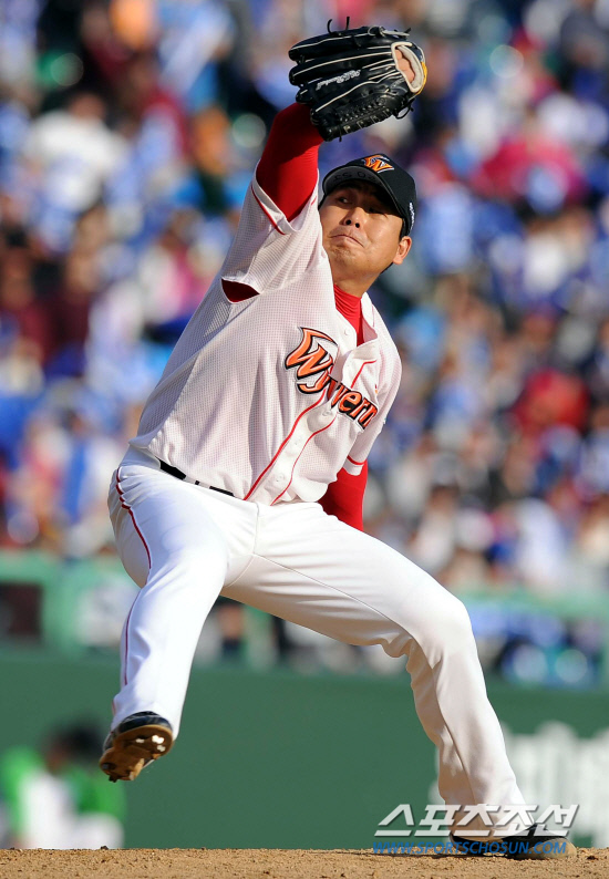 
	16�� ��õ ���б��忡�� ������ SK�� �Ｚ�� �ѱ��ø��� 2���� ��⿡�� SK �̽�ȣ�� ���� ����° ������ ���� ������ �ϰ� �ִ�.

��õ=������ ����rainmaker@sportschosun.com


