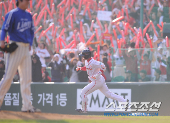 
	2010.10.16/

SK ������ 16�� ��õ���� ������ ���ξ߱� �ѱ��ø��� 2���� �Ｚ-SK ��� 6ȸ ���� Ÿ�ڷ� ���� �Ｚ ���������κ��� ��Ÿ�� Ȩ���� ġ�� �׶��带 ���� �ִ�.

����=������ ���� songs@sportschosun.com


