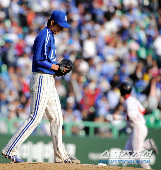 
	16�� ��õ ���б��忡�� ������ SK�� �Ｚ�� �ѱ��ø��� 2���� ��� �Ｚ ���� �������� SK �������� 6ȸ Ȩ���� ����ϰ� ��Ż�� �ϰ� �ִ�. �������� �̳� �������� Ȩ�� �ι��� ����ߴ�.

��õ=������ ����rainmaker@sportschosun.com


