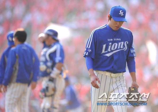 
	2010.10.16/

�Ｚ �������� 16�� ��õ���� ������ ���ξ߱� �ѱ��ø��� 2���� �Ｚ-SK ��� 6ȸ 1�� 1�翡�� �ƽ��� ���� ���ϰ� �ִ�. 2���� ���߷� ���� 5�� 1/3�̴� 3�������� ���� ȣ���� �������� �� Ÿ���� �㹬���� ������ ���⸦ �ɰ� ����带 �������� �ִ�.

����=������ ���� songs@sportschosun.com


