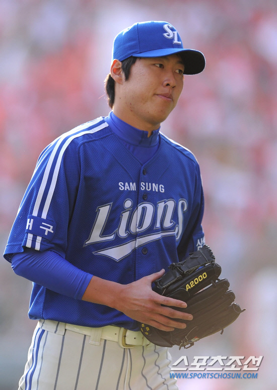 
	2010.10.16/

�Ｚ �������� 16�� ��õ���� ������ ���ξ߱� �ѱ��ø��� 2���� �Ｚ-SK ��� 6ȸ 1�� 1�翡�� �ƽ��� ���� ���ϰ� �ִ�. 2���� ���߷� ���� 5�� 1/3�̴� 3�������� ���� ȣ���� �������� �� Ÿ���� �㹬���� ������ ���⸦ �ɰ� ����带 �������� �ִ�.

����=������ ���� songs@sportschosun.com


