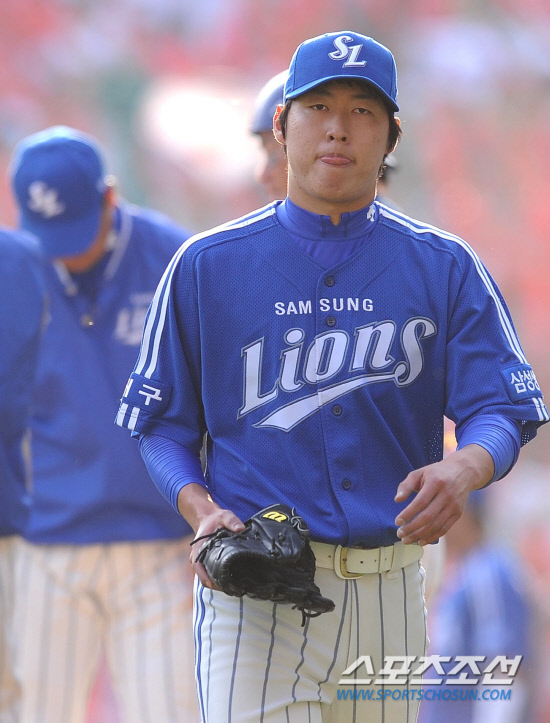 
	2010.10.16/

�Ｚ �������� 16�� ��õ���� ������ ���ξ߱� �ѱ��ø��� 2���� �Ｚ-SK ��� 6ȸ 1�� 1�翡�� �ƽ��� ���� ���ϰ� �ִ�. 2���� ���߷� ���� 5�� 1/3�̴� 3�������� ���� ȣ���� �������� �� Ÿ���� �㹬���� ������ ���⸦ �ɰ� ����带 �������� �ִ�.

����=������ ���� songs@sportschosun.com


