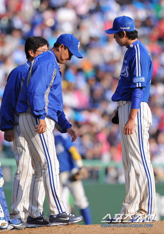 
	16�� ��õ ���б��忡�� ������ SK�� �Ｚ�� �ѱ��ø��� 2����, �Ｚ ���߷� ������ �������� �������� Ȩ�� �ι��� ����ϸ� ���� ����. ������ 6ȸ �������� Ȩ���� ����ϰ� �̾�� ����ȫ���� ��Ÿ�� ������ ��ġ���� ������ġ�� ����忡 �ö� �������� ���� ��Ű�� �ִ� ���.

��õ=������ ����rainmaker@sportschosun.com


