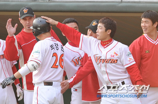 
	2010.10.16/

SK �ڰ���� ��õ���� ���� �ѱ��ø��� 2���� �Ｚ-SK ��� 8ȸ�� 1�翡�� �Ｚ �������� ���߰� �ַ� Ȩ���� ġ�� �ִ�. ���ƿ����� ������ �������̺긦 ������ �ִ� �ڰ��.

����=������ ���� songs@sportschosun.com


