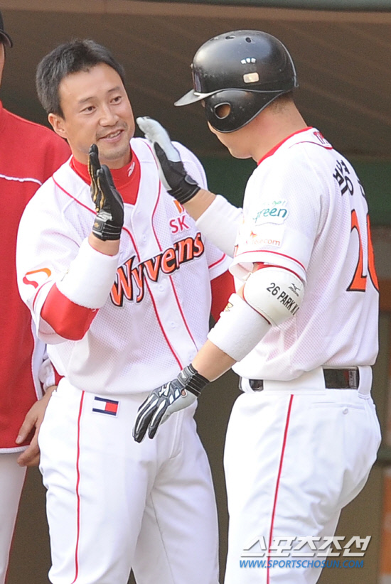 
	2010.10.16/

SK �ڰ���� ��õ���� ���� �ѱ��ø��� 2���� �Ｚ-SK ��� 8ȸ�� 1�翡�� �Ｚ �������� ���߰� �ַ� Ȩ���� ġ�� �ִ�. ���ƿ����� �������� �������̺긦 ������ �ִ� �ڰ��.

����=������ ���� songs@sportschosun.com


