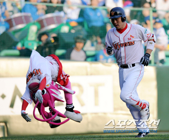 
	16�� ��õ ���б��忡�� ������ SK�� �Ｚ�� �ѱ��ø��� 2���� SK 8ȸ ���ݿ��� ���� �ڰ���� �¿� �ַ� Ȩ���� ġ�� Ȩ�� ��� ���� �ִ�.

��õ=������ ����rainmaker@sportschosun.com


