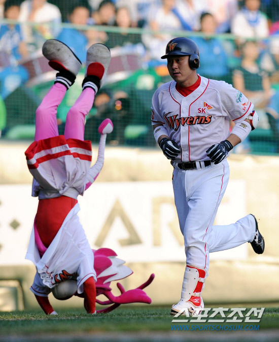 
	16�� ��õ ���б��忡�� ������ SK�� �Ｚ�� �ѱ��ø��� 2���� SK 8ȸ ���ݿ��� ���� �ڰ���� �¿� �ַ� Ȩ���� ġ�� Ȩ�� ��� ���� �ִ�.

��õ=������ ����rainmaker@sportschosun.com


