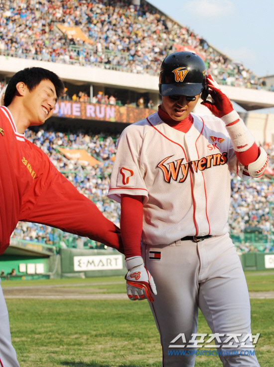 
	16�� ��õ ���б��忡�� ������ SK�� �Ｚ�� �ѱ��ø��� 2���� SK 6ȸ ���ݿ��� �豤���� �ַ� Ȩ���� ģ ������ �����̸� �ε�� �ְ� �ִ�.

��õ=������ ����rainmaker@sportschosun.com


