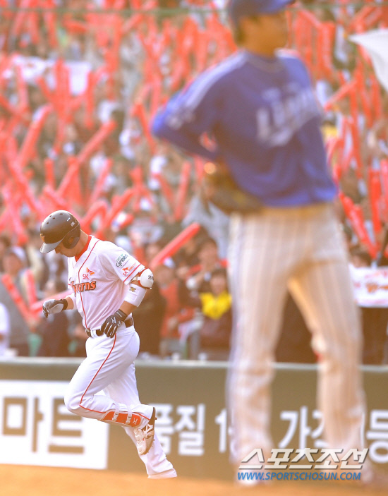 
	2010.10.16/

��õ���� ���� �ѱ��ø��� 2���� �Ｚ-SK ��� 8ȸ�� 1�翡�� �Ｚ ������ SK �ڰ�Ͽ��� ���߰� �ַ� Ȩ���� ����ϸ� �������� ������ ���ϰ� �ִ�.

����=������ ���� songs@sportschosun.com


