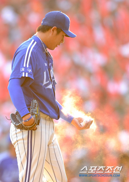 
	2010.10.16/

��õ���� ���� �ѱ��ø��� 2���� �Ｚ-SK ��� 8ȸ�� 1�翡�� �Ｚ ������ SK �ڰ�Ͽ��� ���߰� �ַ� Ȩ���� ����ϸ� �������� ������ ���ϰ� �ִ�.

����=������ ���� songs@sportschosun.com


